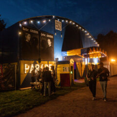 Podiumtent het Paradetheater met entreeluifel bij nacht